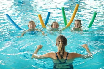 Kinderschwimmkurs mit Lehrerin