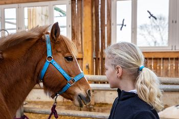 Pferd und Kind im Familotel Ottonenhof