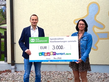 Spenden&uuml;bergabe kinderhotel.info an SOS-Kinderdorf