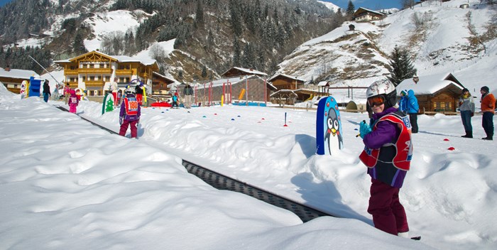 Kinder in Skiausrüstung auf Skilift