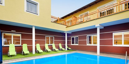 Familienhotel - Unkenberg - beheizter und überdachter Pool für eine angenehme Abkühlung - Das Familien-Clubhotel Wolkensteinbär
