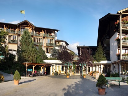 Familienhotel - Pools: Innenpool - Töbring - Außenansicht Hotel Eschenhof - Ortners Eschenhof - Alpine Slowness