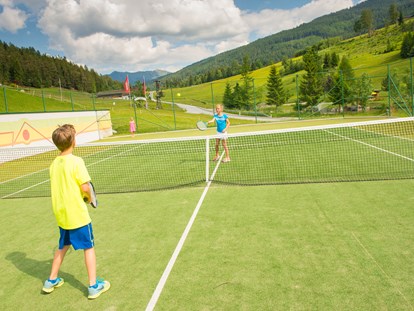 Familienhotel - Pools: Innenpool - Niederöblarn - Tennis - Die Seitenalm