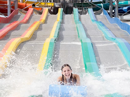 Familienhotel - Pools: Außenpool beheizt - Oberbayern - Unser Außenbereich bietet im Sommer noch zusätzliche Attraktionen für Groß und Klein. - Hotel Victory Therme Erding 