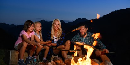 Familienhotel - Tennis - Einöden - Grillen am Lagerfeuer  - Hotel Bergzeit - Urlaub al dente