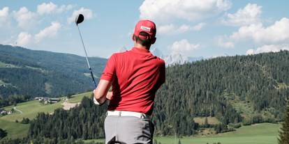 Familienhotel - Umgebungsschwerpunkt: am Land - Im Golfhotel Gut Weissenhof in Salzburg spielerisch die ersten Golfschwünge ziehen.  - Hotel Gut Weissenhof ****S