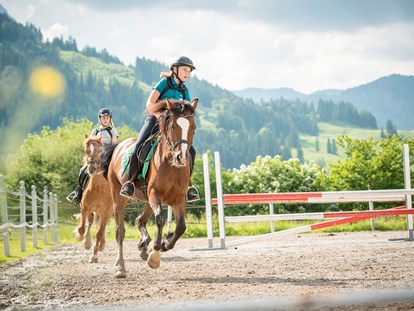 Familienhotel - Ausritte mit Pferden - Kitzbüheler Alpen - Reitstunden für kleine und große Profis. - Familotel Landgut Furtherwirt