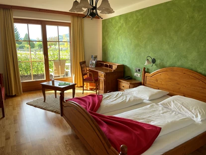 Familienhotel - Einzelzimmer mit Kinderbett - Thumersbach - Familotel Landgut Furtherwirt