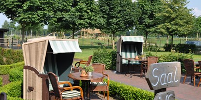 Familienhotel - Ausritte mit Pferden - Nordrhein-Westfalen - Gartenterrasse mit Strandkörben - Familotel Landhuus Laurenz