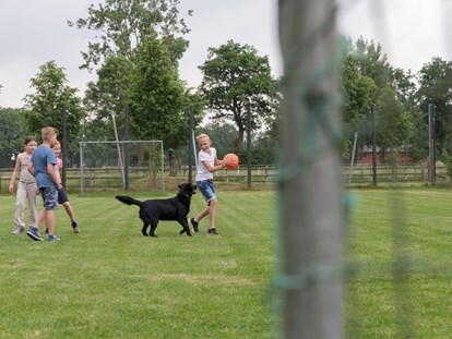 Familienhotel - Hunde: auf Anfrage - Action auf dem Fussballplatz - Familotel Landhuus Laurenz