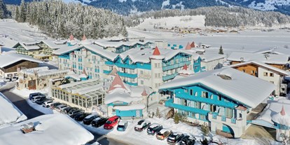 Familienhotel - Skikurs direkt beim Hotel - Mühlbach am Hochkönig - angezuckert durch den Schnee - strahlen wir mit Ihnen um die Wette - Schlosshotel Lacknerhof****S Flachau