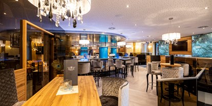 Familienhotel - Sauna - PLZ 9862 (Österreich) - Genießen Sie einen Cocktail in unserer neuen Crystal Lounge! - Schlosshotel Lacknerhof****S Flachau