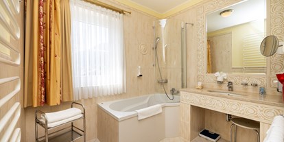 Familienhotel - Wasserrutsche - Badzimmer von unserem Herzogzimmer - Schlosshotel Lacknerhof****S Flachau