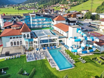 Familienhotel - Sonnenalm - Schlosshotel Lacknerhof mit Außenpool, Wasserrutsche und Schlossgarten - Schlosshotel Lacknerhof****S Flachau