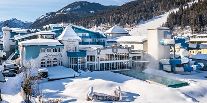 Familienhotel - Skikurs direkt beim Hotel - PLZ 8962 (Österreich) - Umgeben von den Skipisten mitten im Herz der schönen Flachau - Sie sind bei uns direkt am Puls der Zeit! - Schlosshotel Lacknerhof****S Flachau