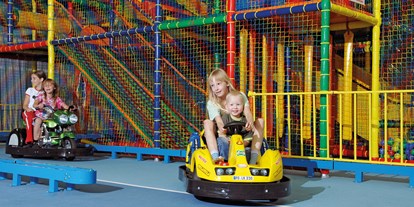 Familienhotel - Kinderwagenverleih - Blankenhain - YOKI AHORN Kinderspielwelt Innen mit Kinder-Go-Kart - AHORN Panorama Hotel Oberhof