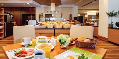 Familienhotel - Umgebungsschwerpunkt: Therme - Masserberg - Abwechslungsreiches Frühstücksbuffet im Halbpensionsrestaurant Bergkristall - AHORN Panorama Hotel Oberhof