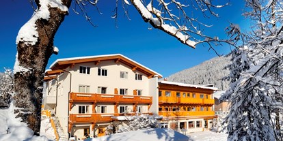 Familienhotel - Umgebungsschwerpunkt: Berg - Trebesing - Außenansicht im Winter - Familienhotel Botenwirt ***S