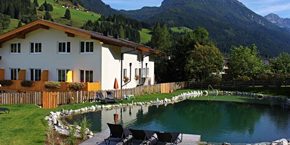 Familienhotel - Pools: Schwimmteich - PLZ 8970 (Österreich) - Außenansicht mit Schwimmteich - Familienhotel Botenwirt ***S