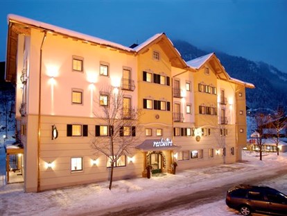 Familienhotel - Umgebungsschwerpunkt: Therme - Höggen - Haupthaus Reslwirt Winter  - Familienresort Reslwirt