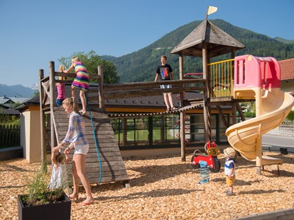 Familienhotel - Kinderbetreuung in Altersgruppen - Gröbming - Spielplatz - Familienresort Reslwirt