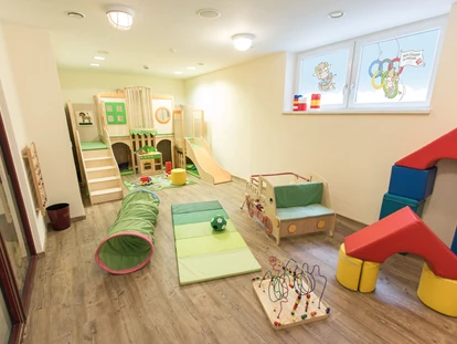 Familienhotel - Kinderbetreuung in Altersgruppen - Unterkremsbrücke - Indoor Kinderspielbereich im Reslwirt - Familienresort Reslwirt