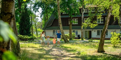Familienhotel - Einzelzimmer mit Kinderbett - Region Usedom - Hotel Außenbereiche - TUI SUNEO Kinderresort Usedom