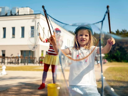 Familienhotel - Verpflegung: alkoholfreie Getränke ganztags inklusive - Ostsee - Hotel Außenbereiche, Spiel & Spaß - TUI SUNEO Kinderresort Usedom