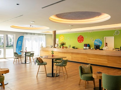 Familienhotel - Verpflegung: alkoholfreie Getränke ganztags inklusive - Region Usedom - Lobby und Rezeption - TUI SUNEO Kinderresort Usedom