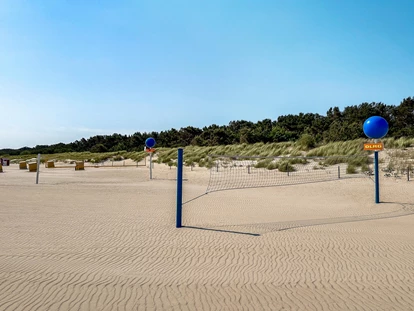 Familienhotel - Wasserrutsche - Deutschland - Am Strand, Beachvolleyball - TUI SUNEO Kinderresort Usedom