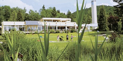 Familienhotel - Schwimmkurse im Hotel - PLZ 6870 (Österreich) - Ferienclub Maierhöfen mit großer Gartenanlage - Ferienclub Maierhöfen