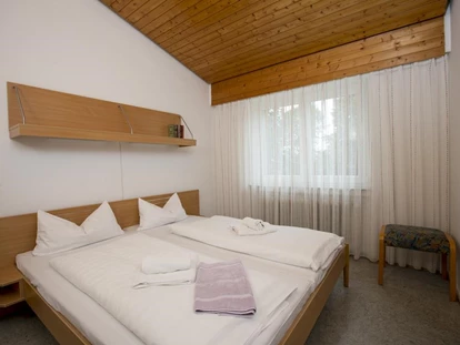 Familienhotel - Hallenbad - Hochkrumbach - Doppelbett im Bungalow - Ferienclub Maierhöfen