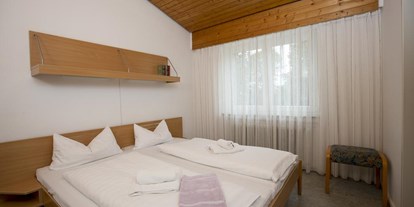 Familienhotel - Garten - Lingenau - Doppelbett im Bungalow - Ferienclub Maierhöfen