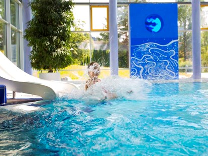 Familienhotel - Schwimmkurse im Hotel - Hinterellenbogen - Rutsche im Hallenbad - Ferienclub Maierhöfen