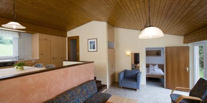 Familienhotel - Preisniveau: exklusiv - Oberstaufen - Gemütlicher Wohnbereich im Bungalow - Ferienclub Maierhöfen