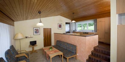 Familienhotel - Umgebungsschwerpunkt: am Land - PLZ 87541 (Deutschland) - Küche und Wohnbereich im Bungalow - Ferienclub Maierhöfen