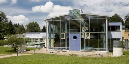 Familienhotel - Hallenbad - Wiggensbach - Außenansicht der Poolanlage - Ferienclub Maierhöfen