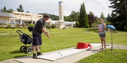 Familienhotel - Hallenbad - Bayern - Minigolf spielen draußen - Ferienclub Maierhöfen