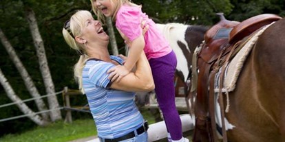 Familienhotel - Wiggensbach - Kinder reiten auf Pferde - Ferienclub Maierhöfen