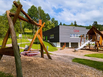 Familienhotel - Umgebungsschwerpunkt: am Land - Hochkrumbach - Spielplatz mit Schaukel - Ferienclub Maierhöfen