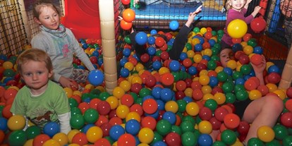 Familienhotel - Oberstaufen - Bällebad in der Indoor Kinderspielwelt - Ferienclub Maierhöfen