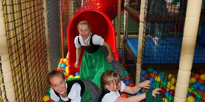 Familienhotel - Preisniveau: exklusiv - Riefensberg - Rutschen in der Indoor Kinderspielwelt - Ferienclub Maierhöfen