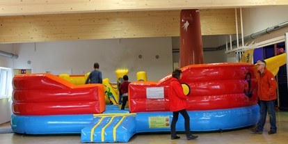 Familienhotel - Spielplatz - Lingenau - Hüpfburg in der Indoor Kinderspielwelt - Ferienclub Maierhöfen