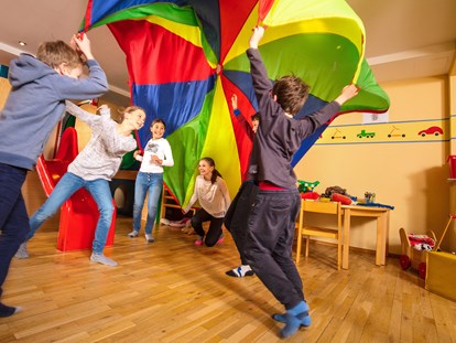 Familienhotel - Kinderbetreuung in Altersgruppen - Stiefenhofen - Spielzimmer - immer etwas los. - Sonne Bezau Familotel Bregenzerwald