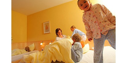 Familienhotel - Kinderbetreuung - PLZ 6763 (Österreich) - Familienzimmer bei den Sonnigen - Sonne Bezau Familotel Bregenzerwald