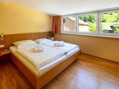 Familienhotel - Sauna - Hochkrumbach - Schlafzimmer im Familienappartement - Sonne Bezau Familotel Bregenzerwald