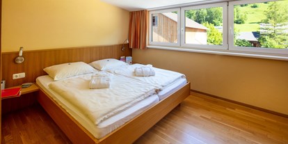 Familienhotel - Umgebungsschwerpunkt: Fluss - Oberstaufen - Schlafzimmer im Familienappartement - Sonne Bezau Familotel Bregenzerwald