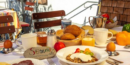 Familienhotel - Streichelzoo - PLZ 87541 (Deutschland) - Frühstück auf der Terrasse - Sonne Bezau Familotel Bregenzerwald