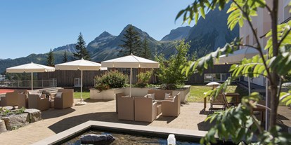 Familienhotel - Kinderbetreuung in Altersgruppen - PLZ 6563 (Österreich) - Garten Lounge - Sunstar Familienhotel Arosa - Sunstar Hotel Arosa