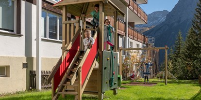 Familienhotel - Kinderbetreuung in Altersgruppen - PLZ 6563 (Österreich) - Kinder Spielplatz - Sunstar Familienhotel Arosa - Sunstar Hotel Arosa